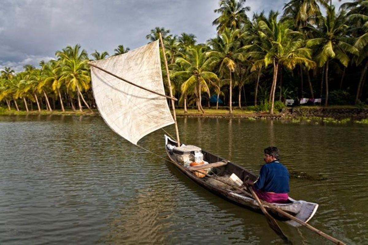 Pequeña embarcación en los canales de Kerala.