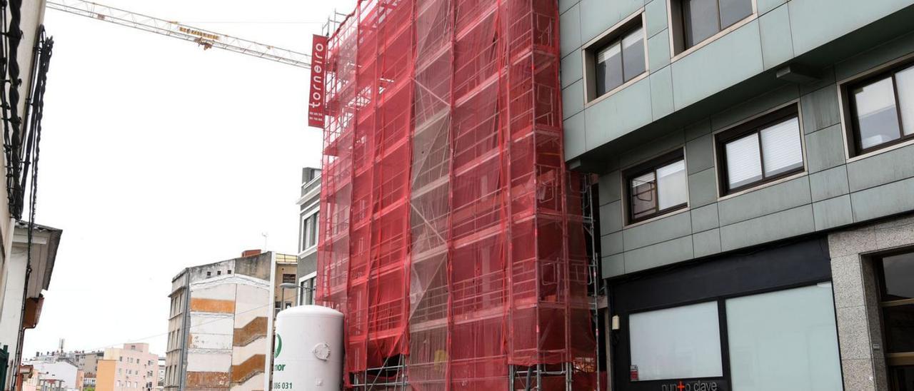 Obras en un edificio de viviendas de la Sagrada Familia.   | // CARLOS PARDELLAS