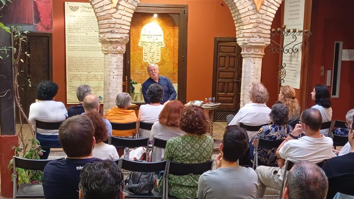 Sebastián de la Obra en una conferencia en la Casa de Sefarad de Córdoba.