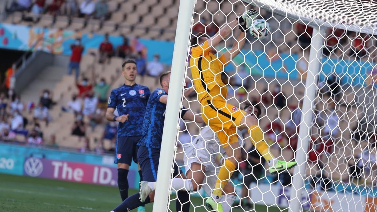 Martin Dúbravka, justo antes de introducir el balón ante España en su propia portería