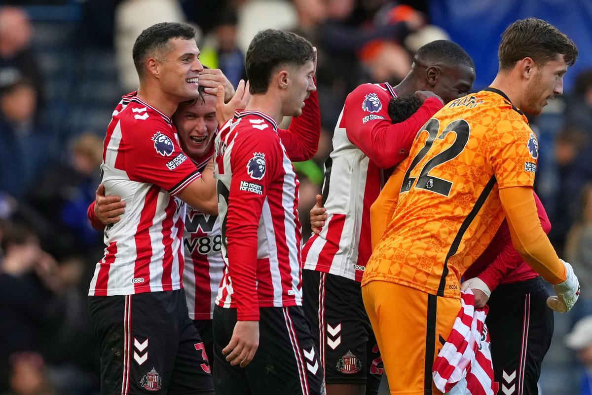 Sunderland's team captain Granit Xhaka, left, celebrates with his teammates at the end of the English Premier League soccer match between Chelsea and Sunderland in London, Saturday, Oct. 25, 2025. (AP Photo/Joanna Chan)