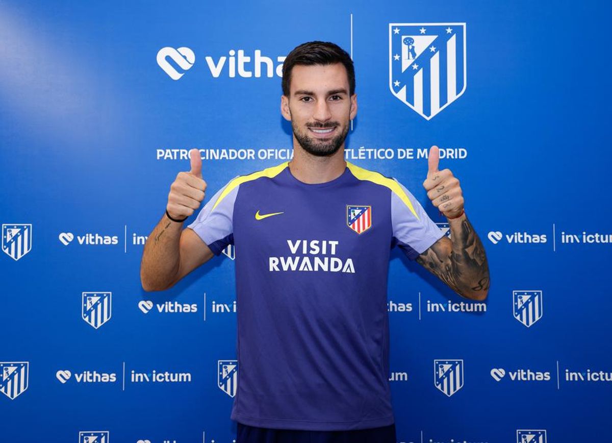 Alex Baena ya posa con el escudo del Atleti
