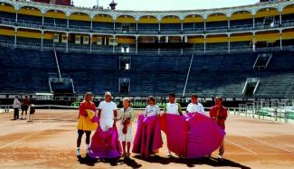 Matadors Nadal, Feliciano López, Ferrer, Verdasco, Almagro i Emilio Sánchez, a Las Ventas amb Aguirre i les seves capes, ahir. Matadors Nadal, Feliciano López, Ferrer, Verdasco, Almagro i Emilio Sánchez, a Las Ventas amb Aguirre i les seves capes, ahir.