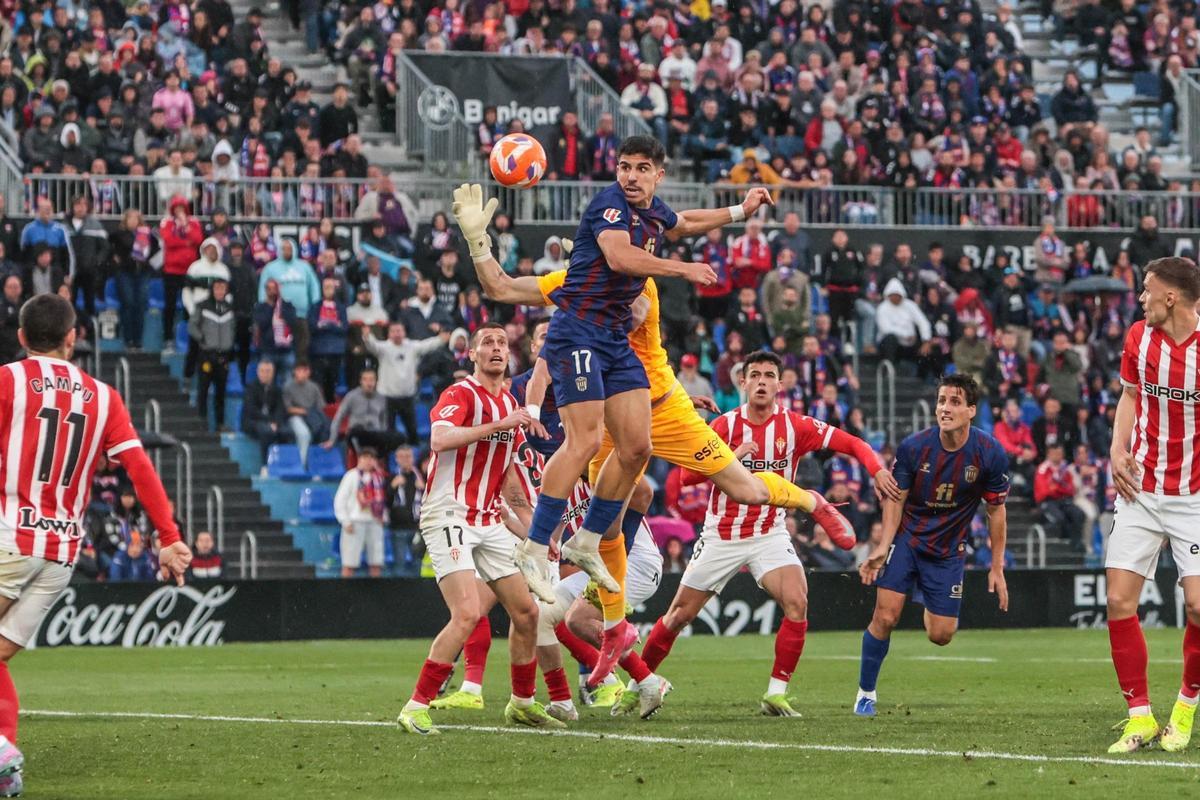 Víctor García remata un balón en el choque ante el Real Sporting