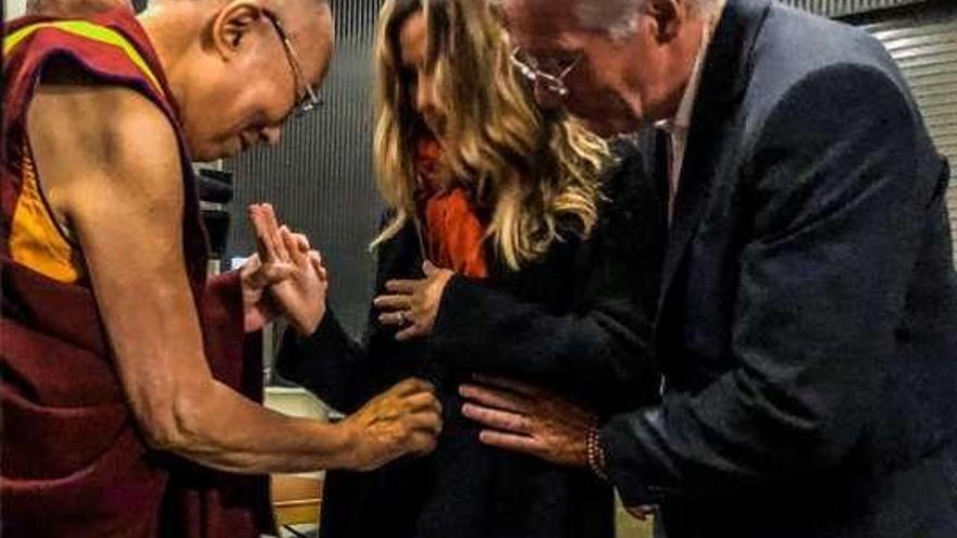 El Dalai Lama bendice a la embarazada Alejandra Gere.