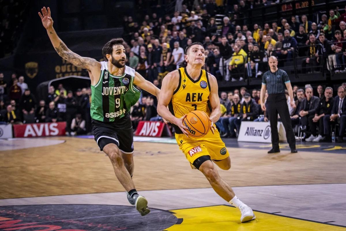 Ricky Rubio, amb Dimitris Flionis, de l'AEK Atenes