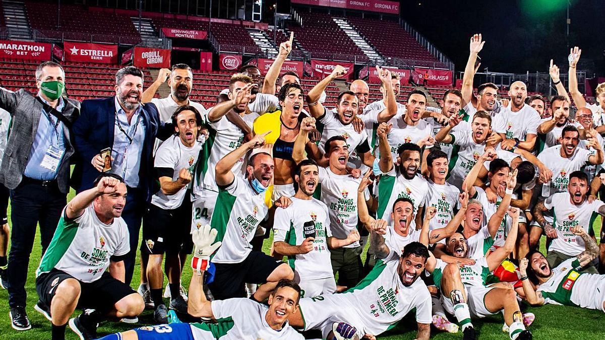 Bragarnik celebra con sus futbolistas el ascenso a Primera en Girona. | SONIA ARCOS/E.C.F.