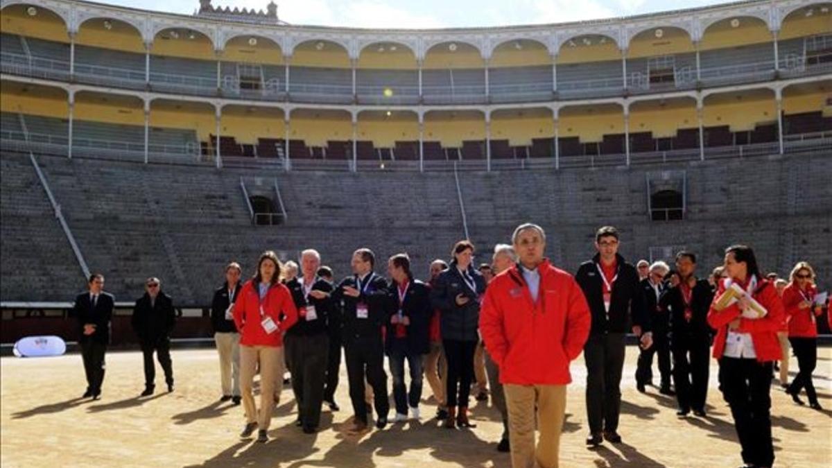La comitiva del COI, en su visita a la plaza de toros de Las Ventas.