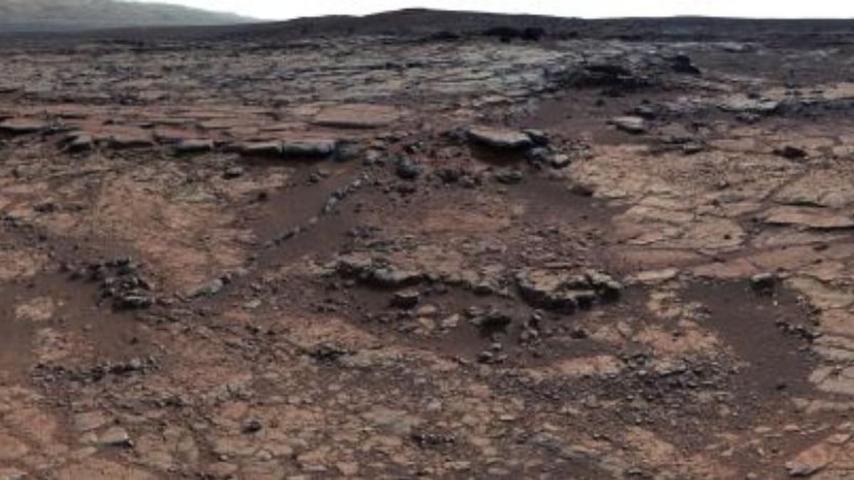 Las imágenes obtenidas por la cámara del rover Curiosity muestran las características geológicas de la formación Yellowknife Bay, donde se excavaron rocas para buscar isótopos de carbono. Las rocas registran depósitos superpuestos de lagos y arroyos antiguos, que ofrecieron condiciones ambientales favorables para la vida microbiana en el pasado.