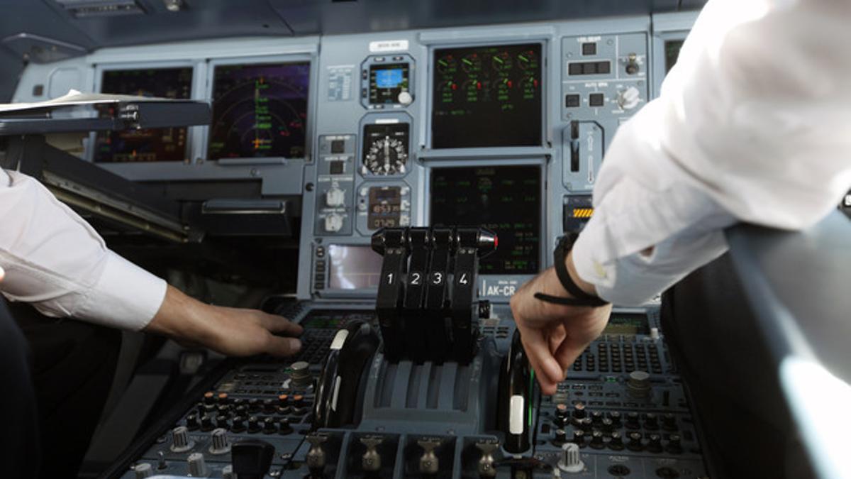 Pilotos, en una cabina de una Airbus.