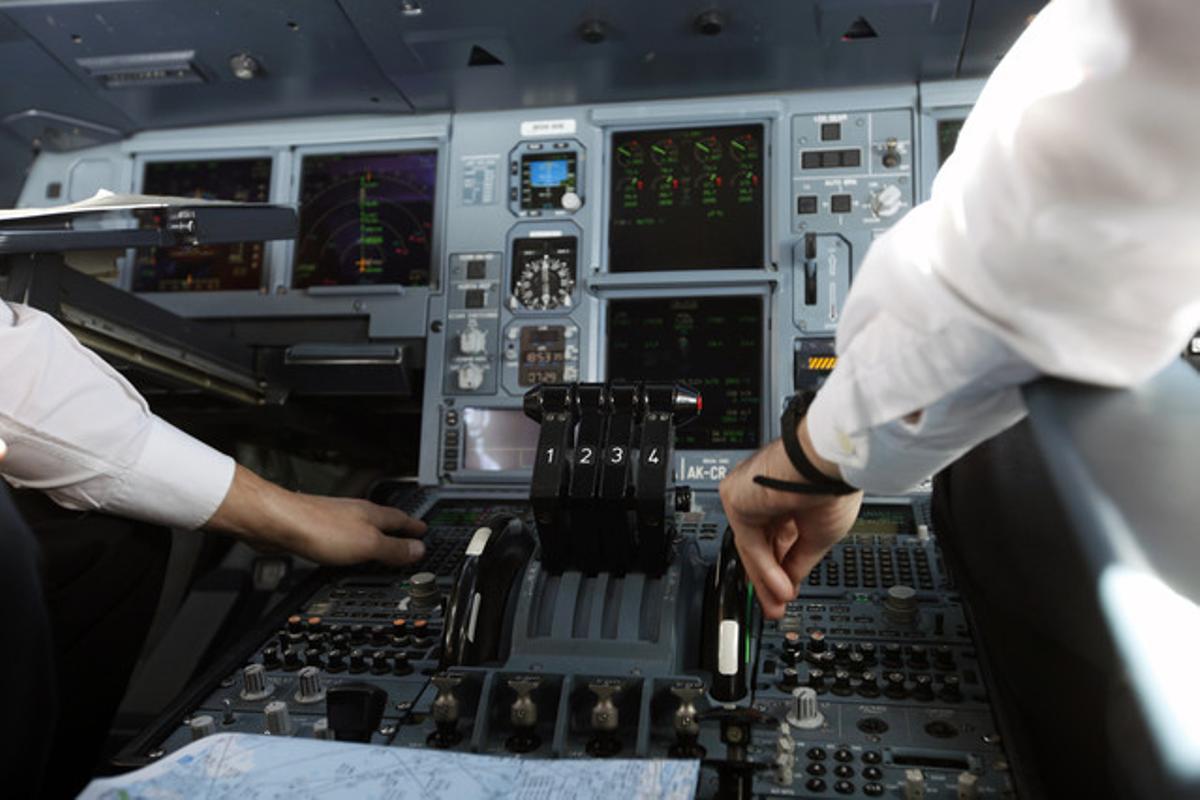 Pilots, en una cabina d’un Airbus.