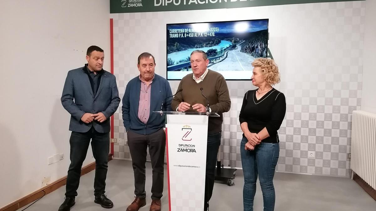 Faúndez (segundo por la derecha) junto al alcalde de Almaraz en la presentación del proyecto