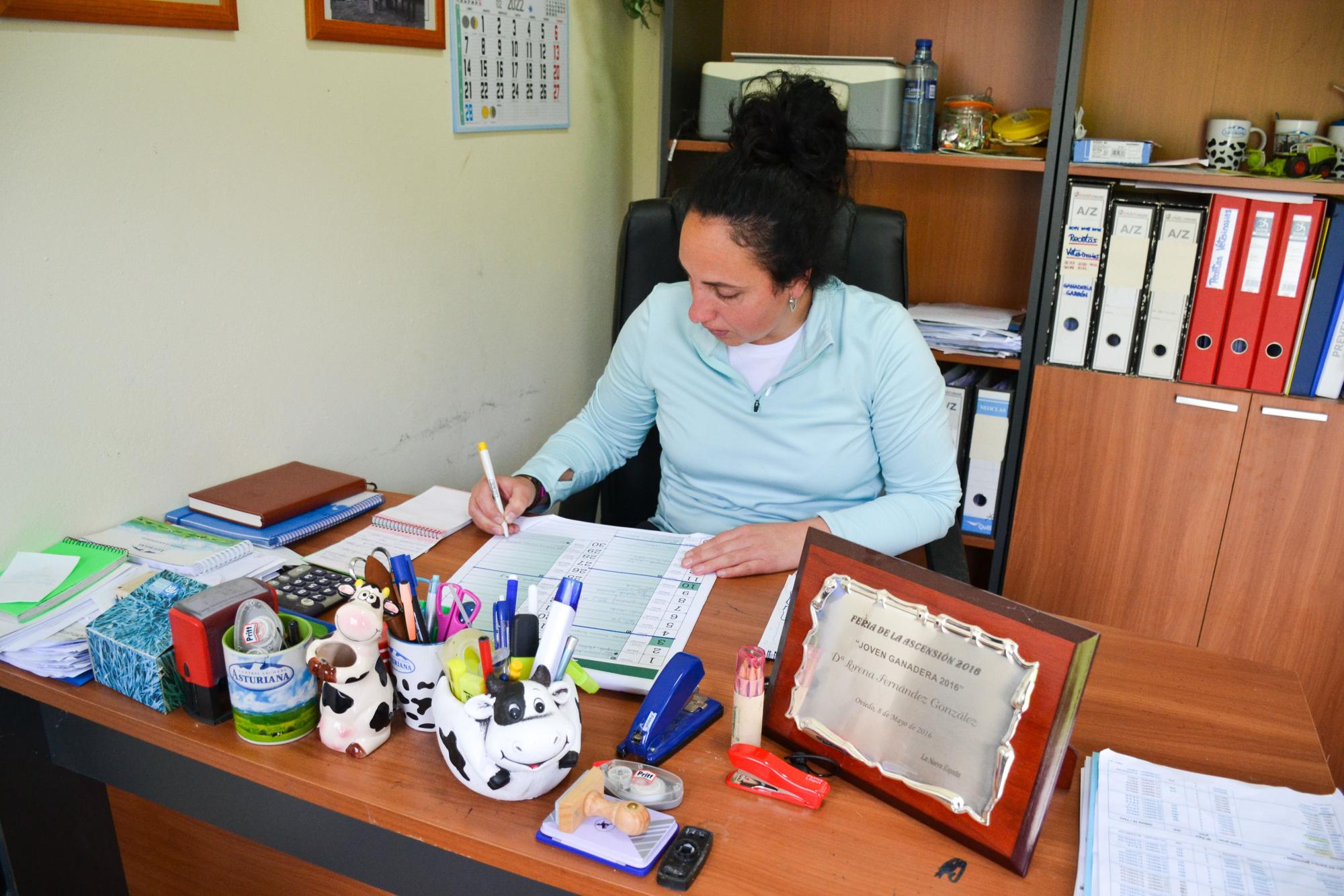 Lorena Fernández trabajando en la oficina de su ganadería, en Villartorey, donde vive.