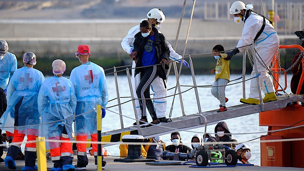 Varios trabajadores de Salvamento Marítimo tras el rescate de migrantes en pateras a Canarias.