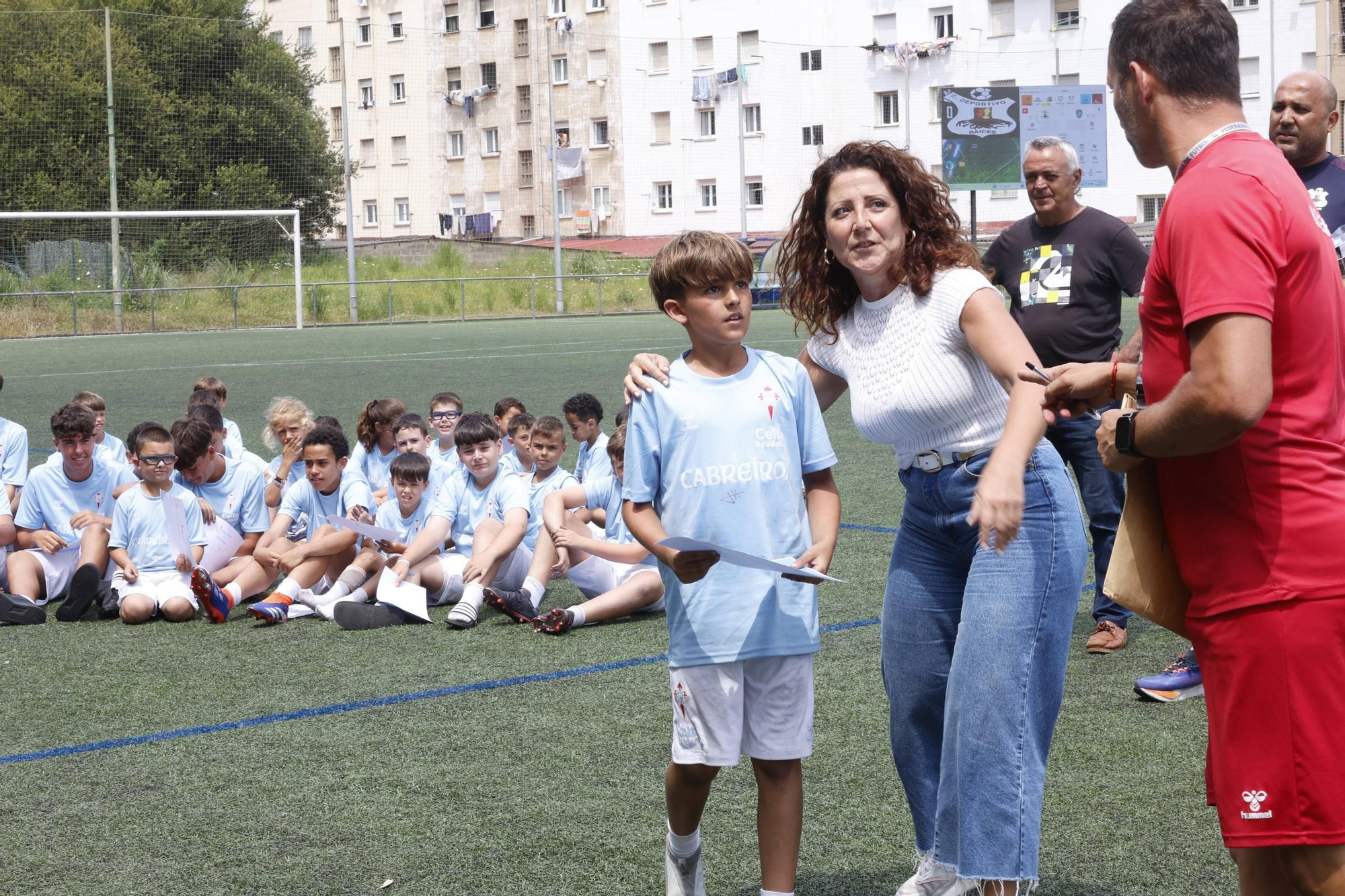 EN IMÁGENES: El campus del Celta de Vigo con los niños del Raíces, en Castrillón
