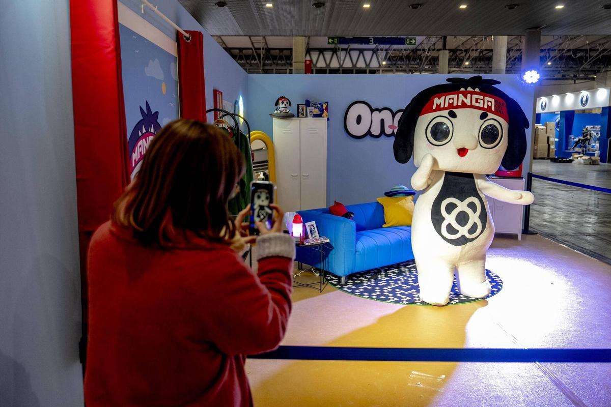En la foto, Onachan, la mascota del Manga Barcelona, estrena habitación en el salón.