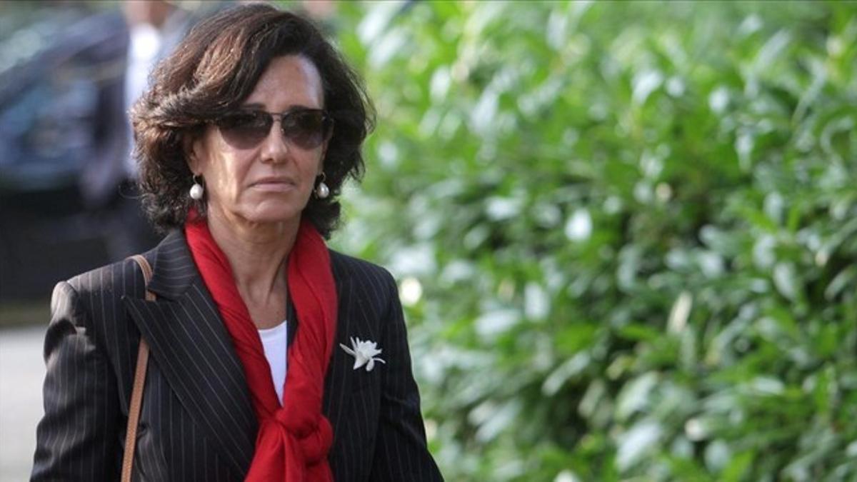 Ana Patricia Botín sale ayer del funeral por su padre en Santander.