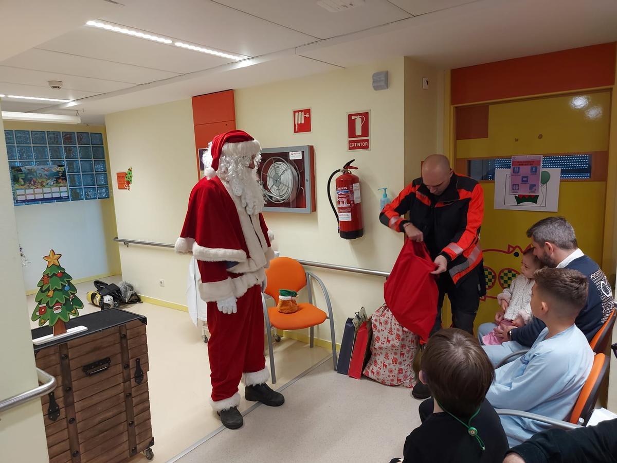 La visita de Papá Noel al Hospital de Cabueñes de Gijón, en imágenes