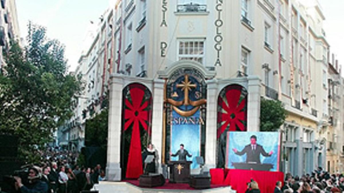 Arenga de Tom Cruise desde el púlpito instalado ante la sede de la cienciología inaugurada en Madrid en el 2004