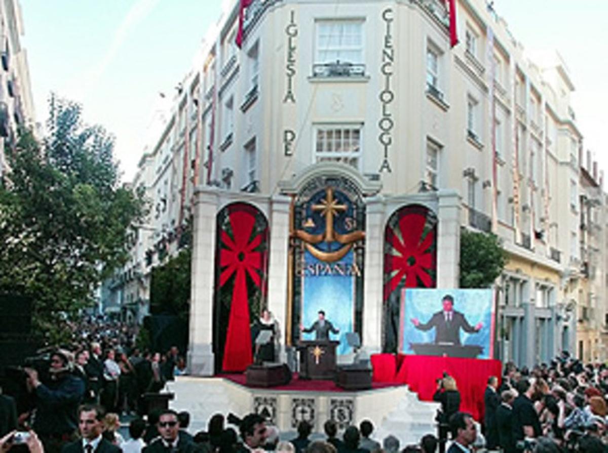 Arenga de Tom Cruise des del púlpit instal·lat davant la seu de la cienciologia inaugurada a Madrid el 2004. Arenga de Tom Cruise des del púlpit instal·lat davant la seu de la cienciologia inaugurada a Madrid el 2004.