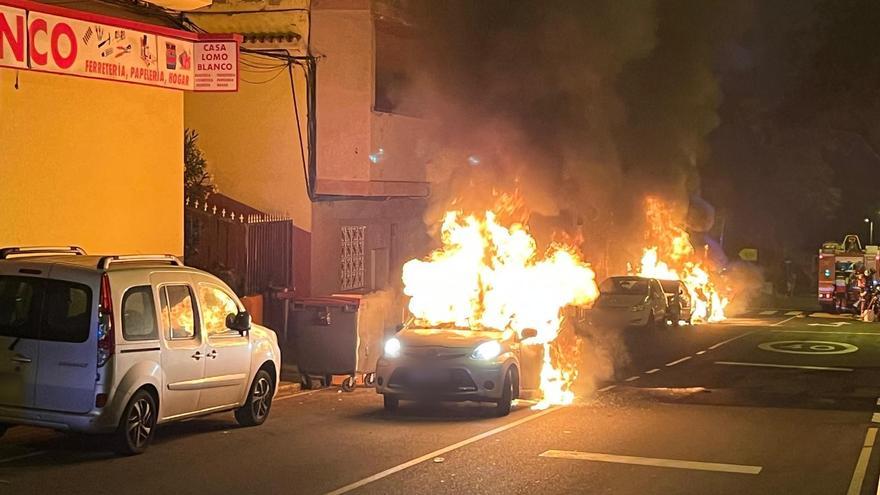 Espectacular incendio de tres coches en Las Palmas de Gran Canaria