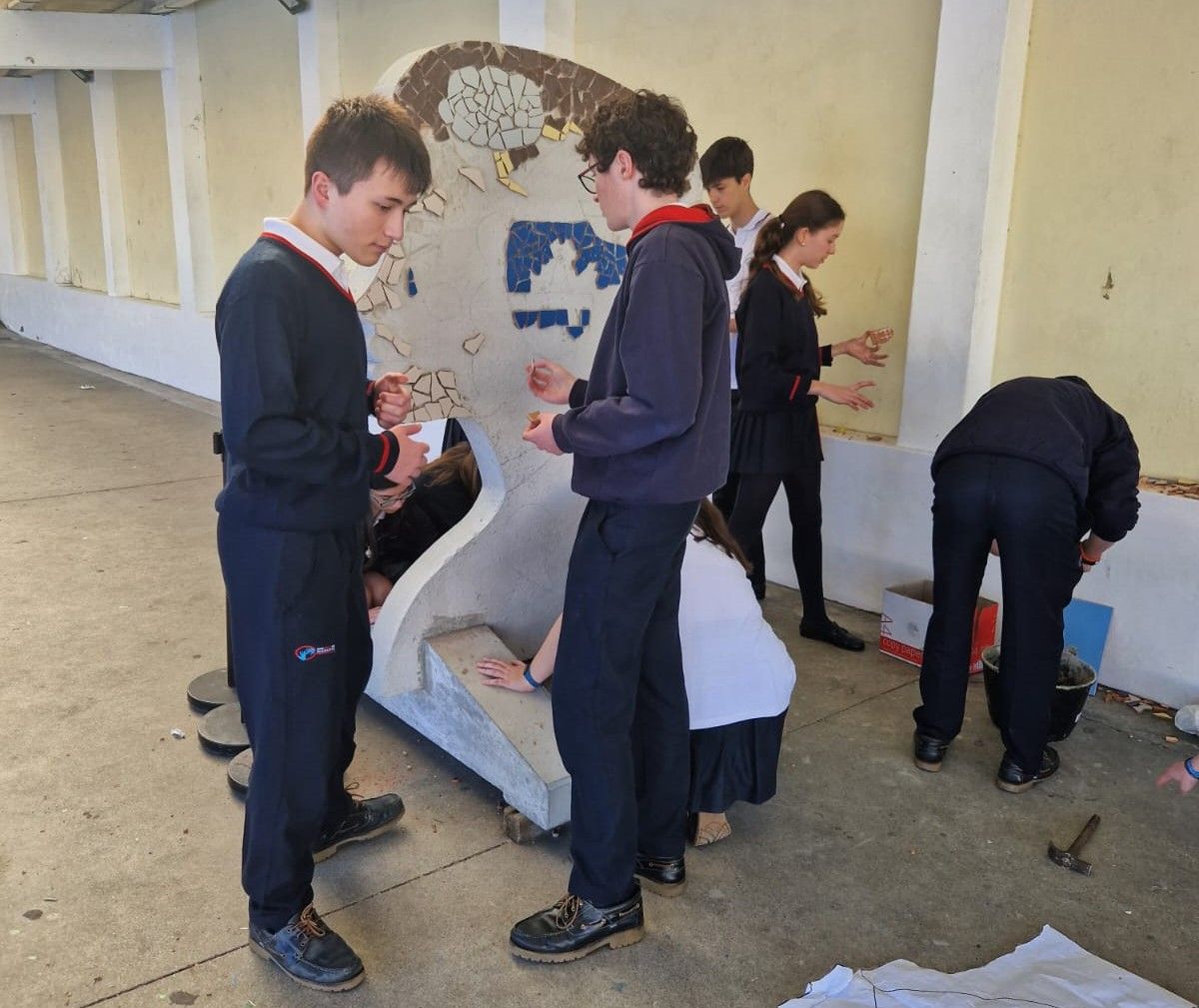 Un grupo de estudiantes creando el mural para el décimo concurso Lar