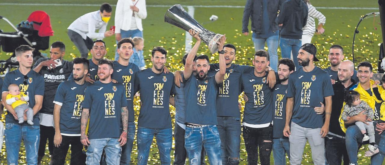 Los jugadores del Villarreal, celebrando el título de la Europa League.