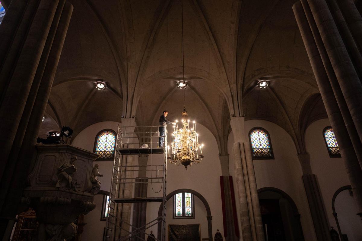 Trabajos en una lámpara de la Catedral.