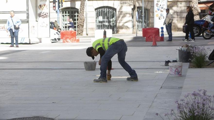 El Ayuntamiento de Alicante repara la avenida de la Constitución 48 horas después de reabrirla