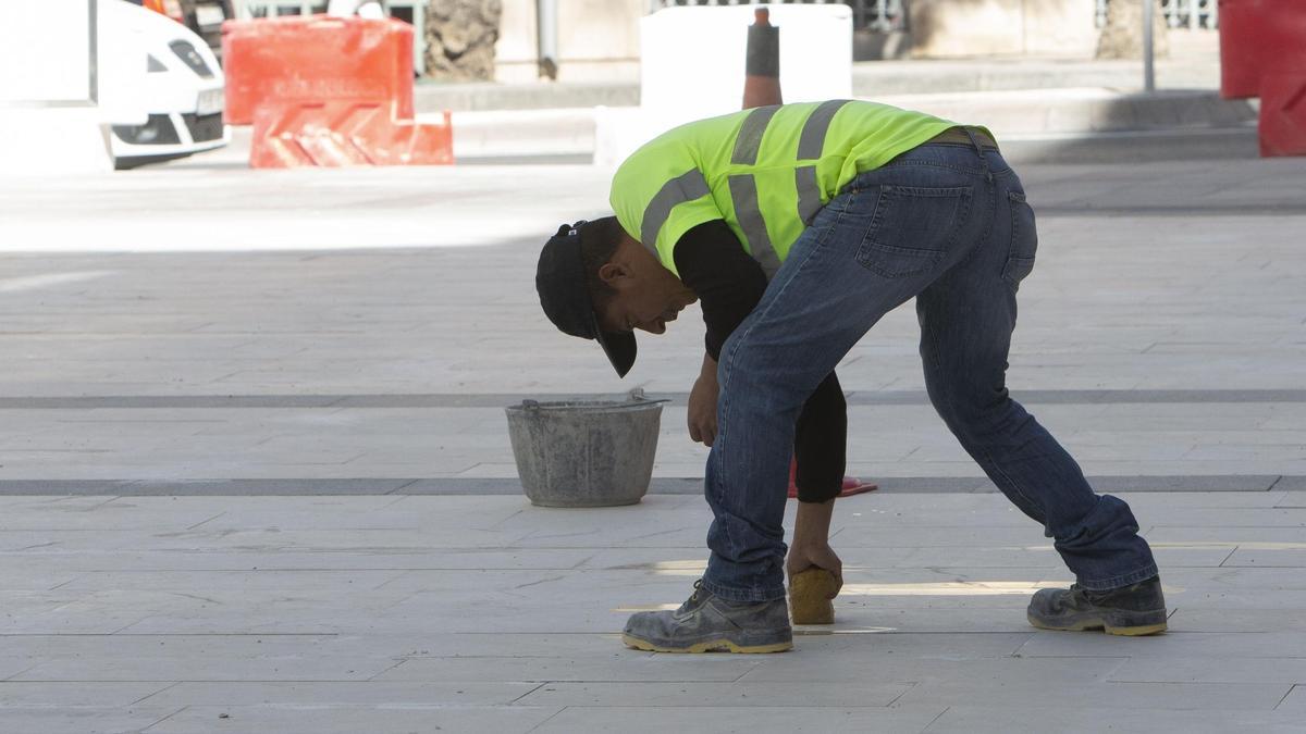 Alicante "repara" una obra abierta hace 3 días