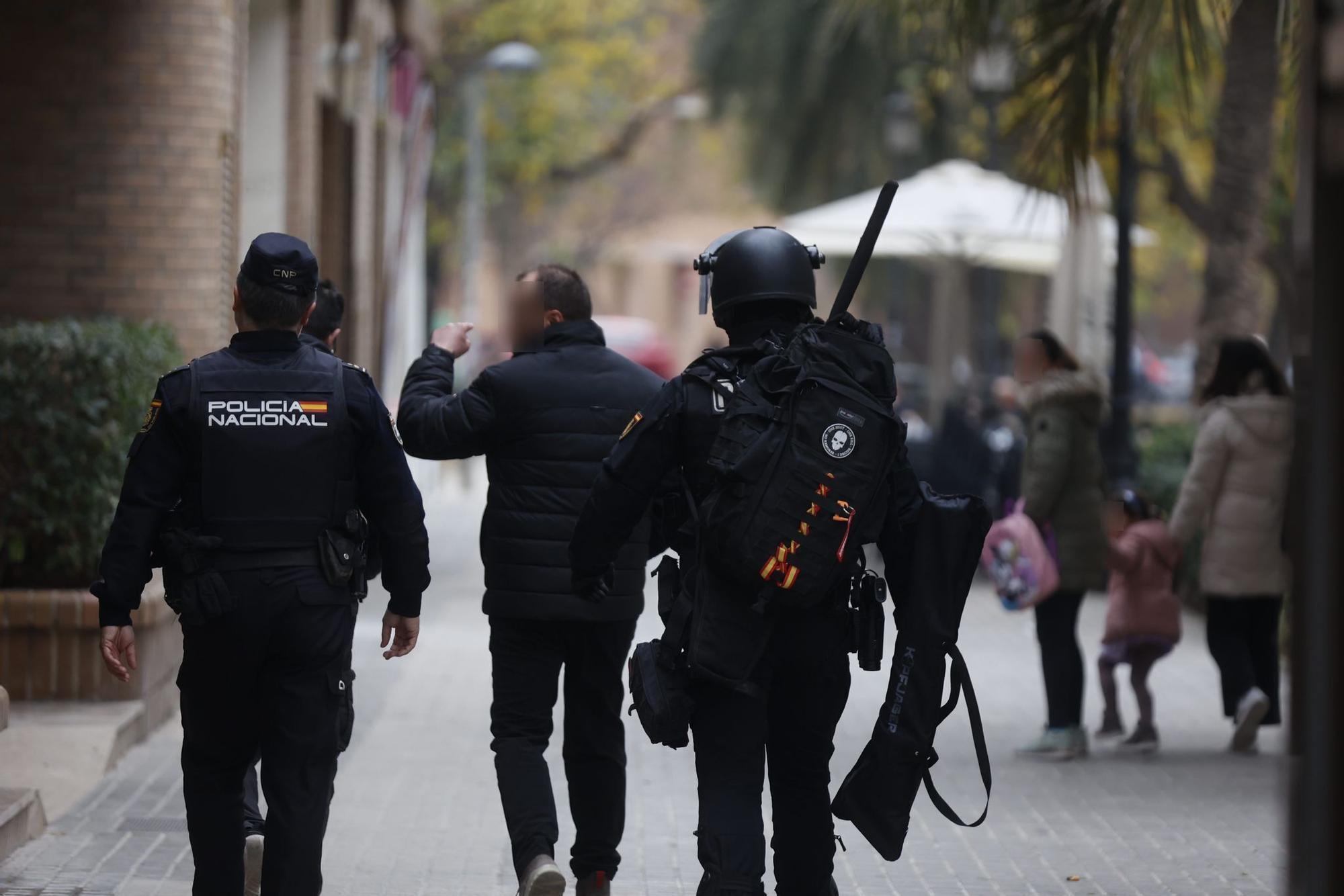 Un hombre se atrinchera armado en su vivienda en el barrio de Benimaclet