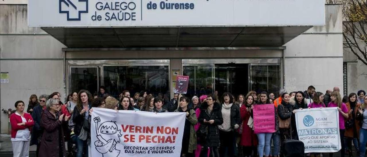 Concentración en la puerta de entrada del CHUO. // Brais Lorenzo