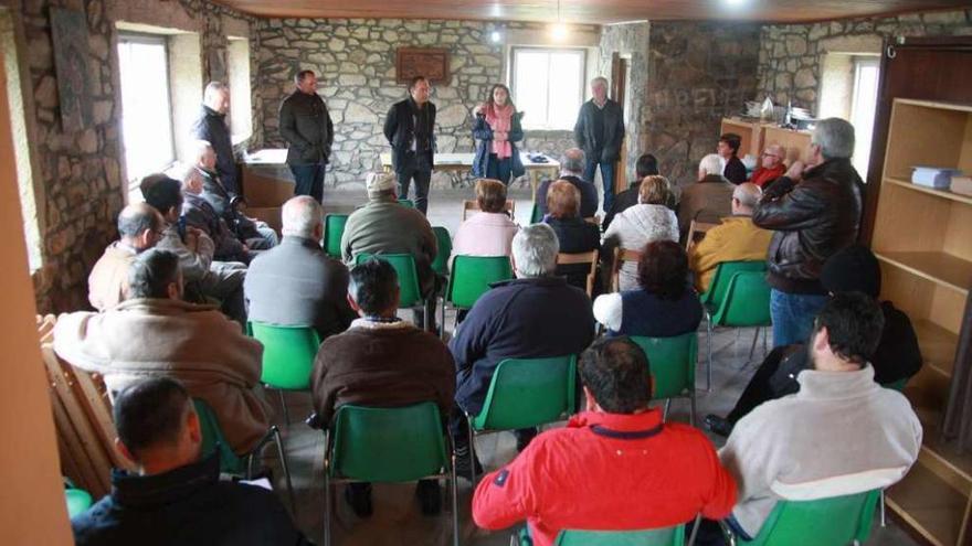 Medio centenar de personas asistieron ayer a la reunión convocada por el PP en Losón.