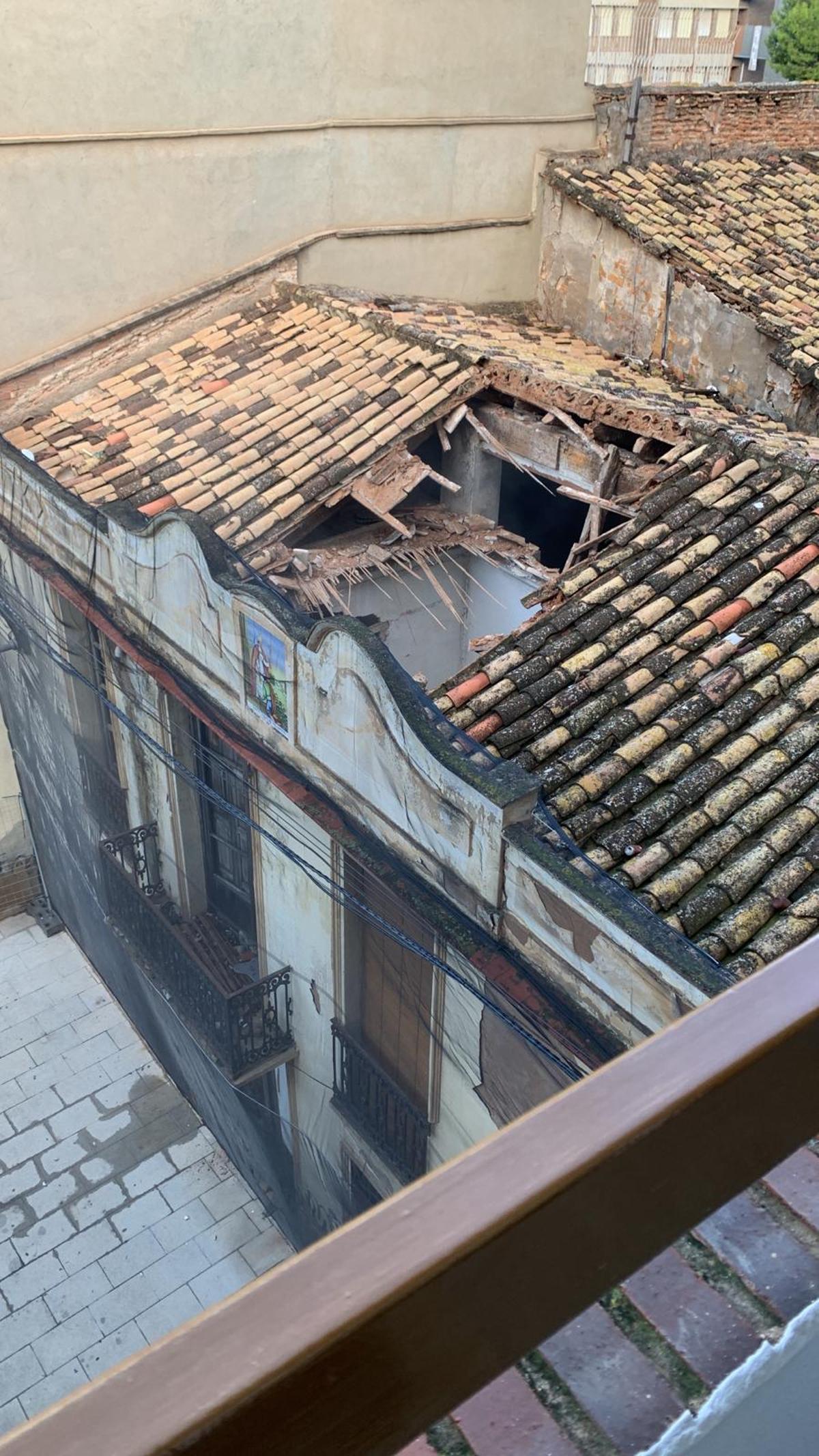 El techo desprendido tras las lluvias de esta semana