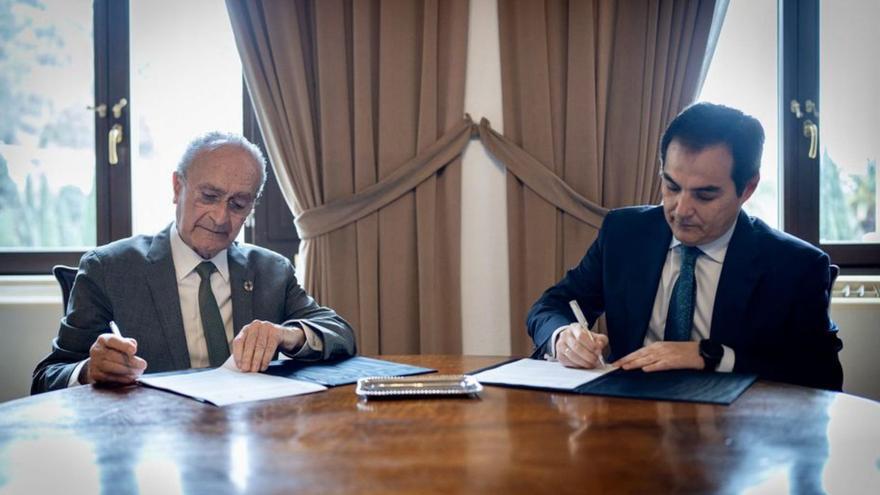 El alcalde y el consejero firman el convenio.