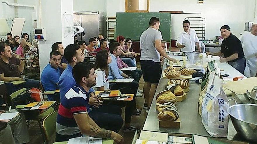 Miembros de la asociación y personas interesadas, durante uno de los cursos de formación.