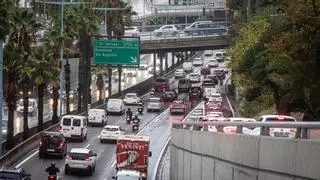 Abandona un coche robado tras sufrir un accidente en la ronda de Dalt