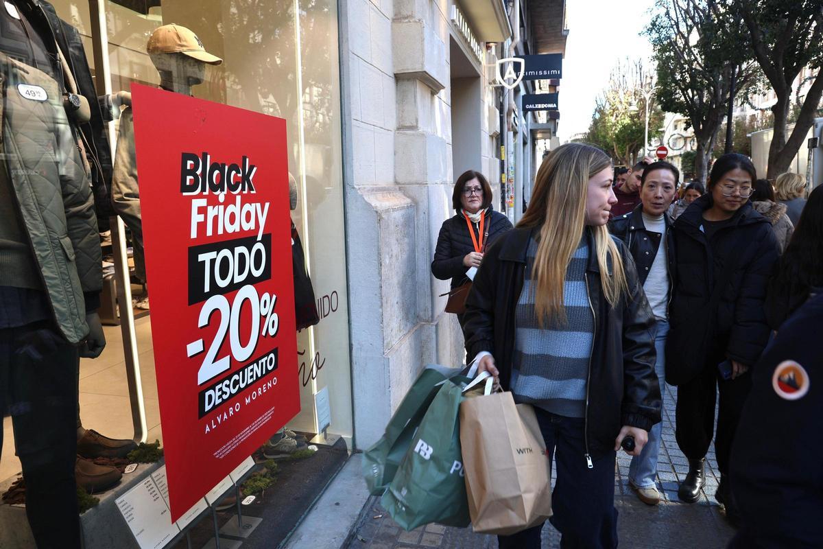 Calles repletas en el centro de València durante la celebración del Black Friday.