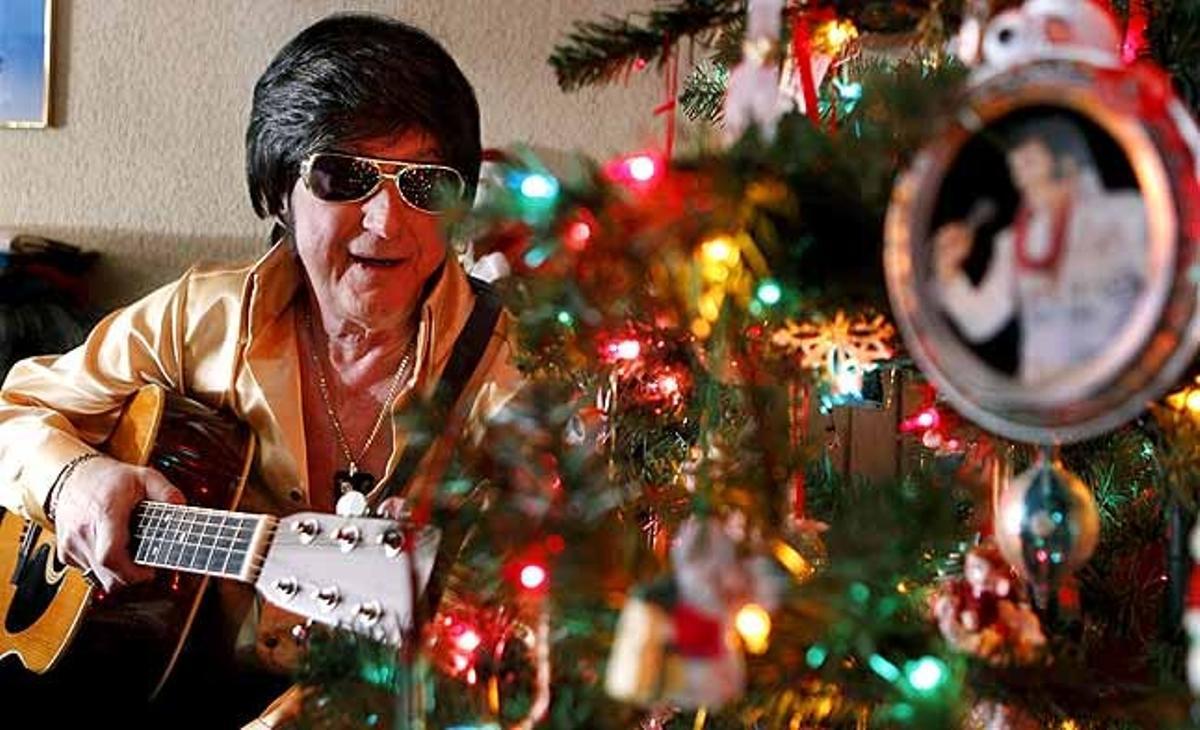Ted Prior, de 67 anys, vesteix com Elvis Presley i toca la guitarra a casa seva a Galloway Township (Estats Units).