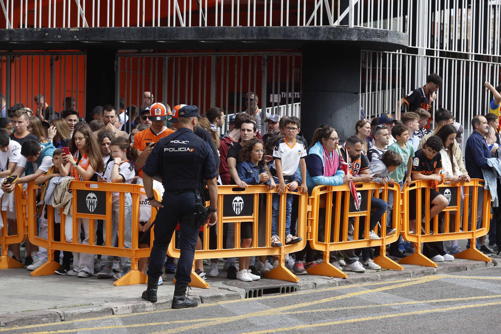 Ambiente festivo en la recepción al equipo