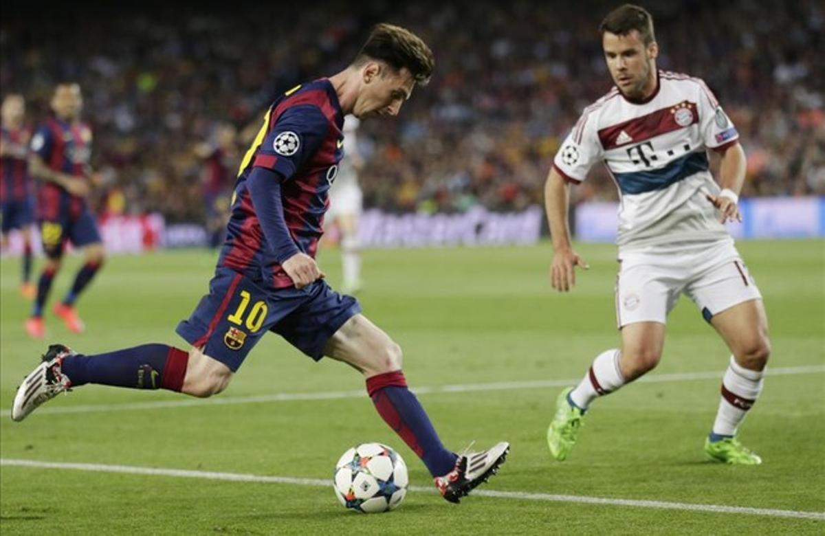 Messi intenta centrar davant l’oposició de Bernat al Camp Nou. Messi intenta centrar davant l’oposició de Bernat al Camp Nou.