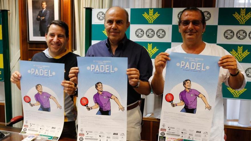 Óscar Vara, Valentín Blanco y Narciso Prieto posan con el cartel del torneo