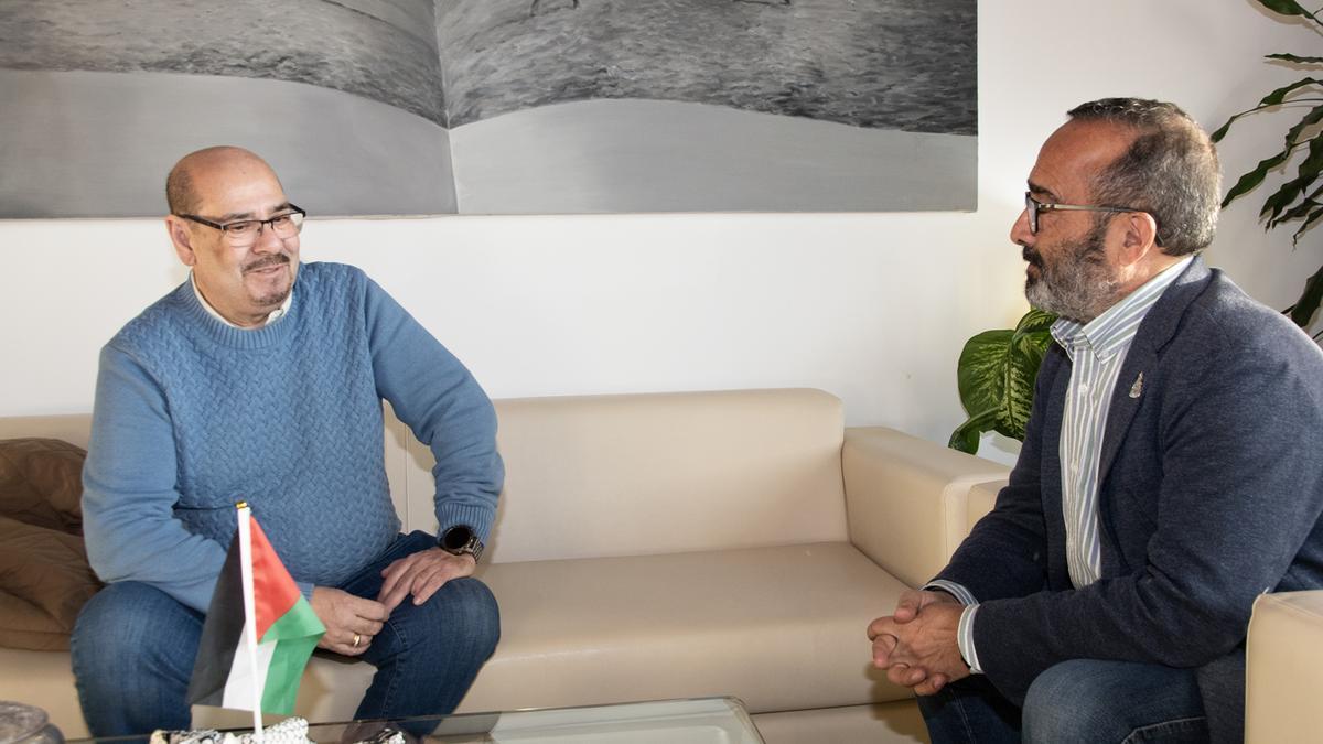 De izquierda a derecha: el presidente de la Federación de Personas Alcohólicas Rehabilitadas y Familiares en Extremadura (Falrex), José Julio Rodríguez, y el mandatario de la Diputación de Cáceres, Miguel Ángel Morale.