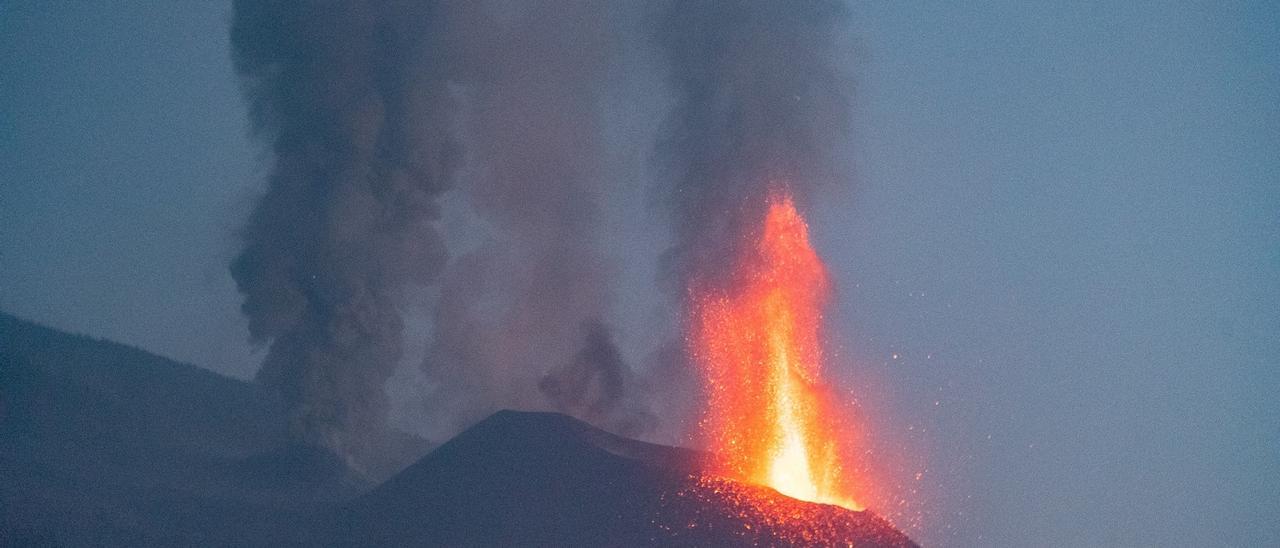 La colada norte de La Palma, cerca de llegar al mar