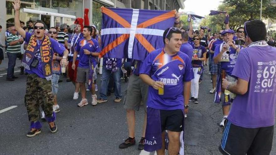 Seguidores del Guadalajara, animando en las inmediaciones del estadio de Riazor. / e. vicente