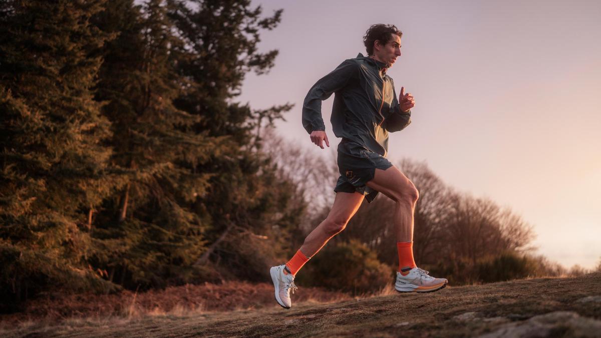 Antonio Martínez corriendo por la montaña ya como nuevo integrante del equipo de ASICS