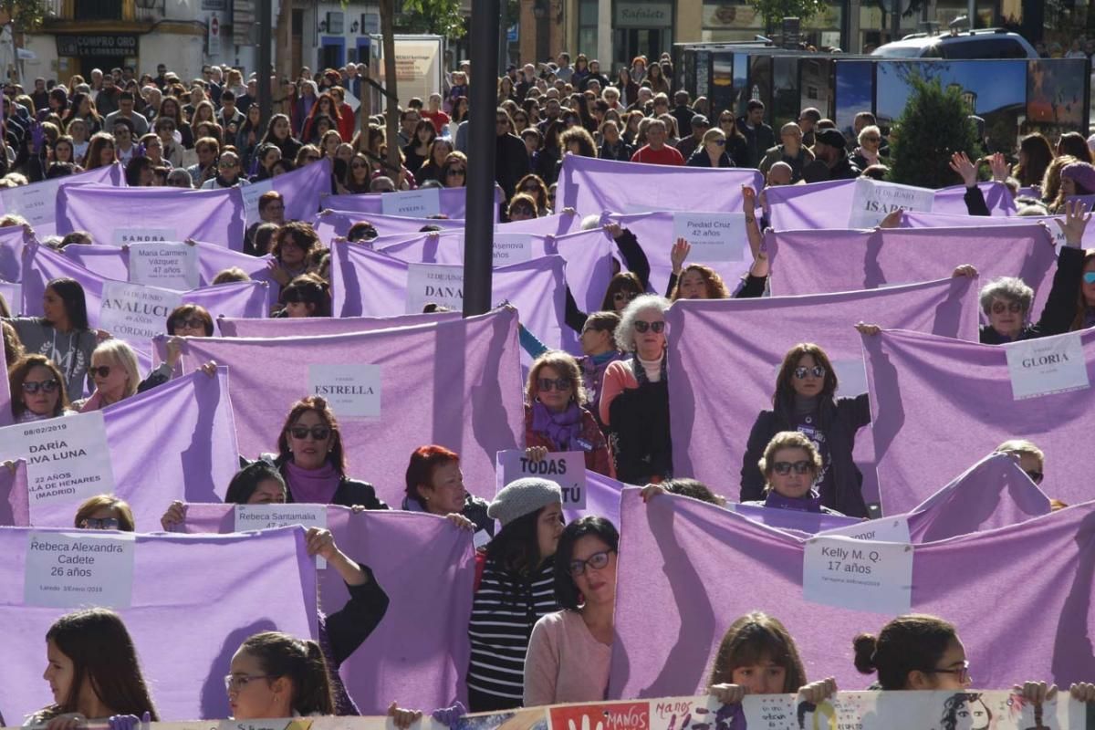 Multitudinaria manifestación contra la violencia hacia la mujeres