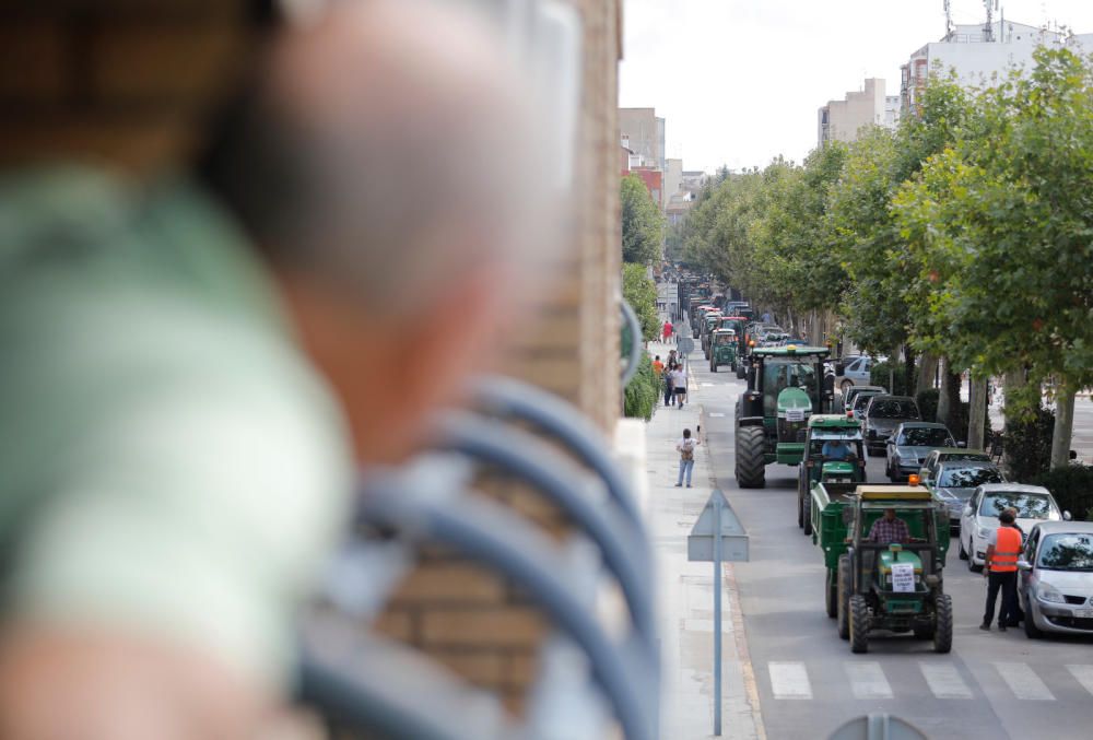 Instante de la tractorada de protesta en Requena.