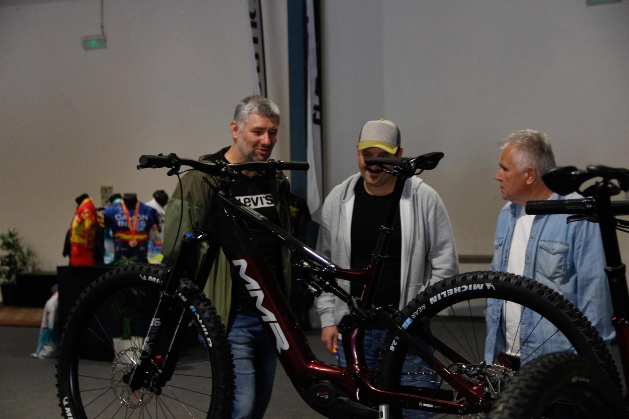 Los amantes del ciclismo toman Gijón (en imágenes)