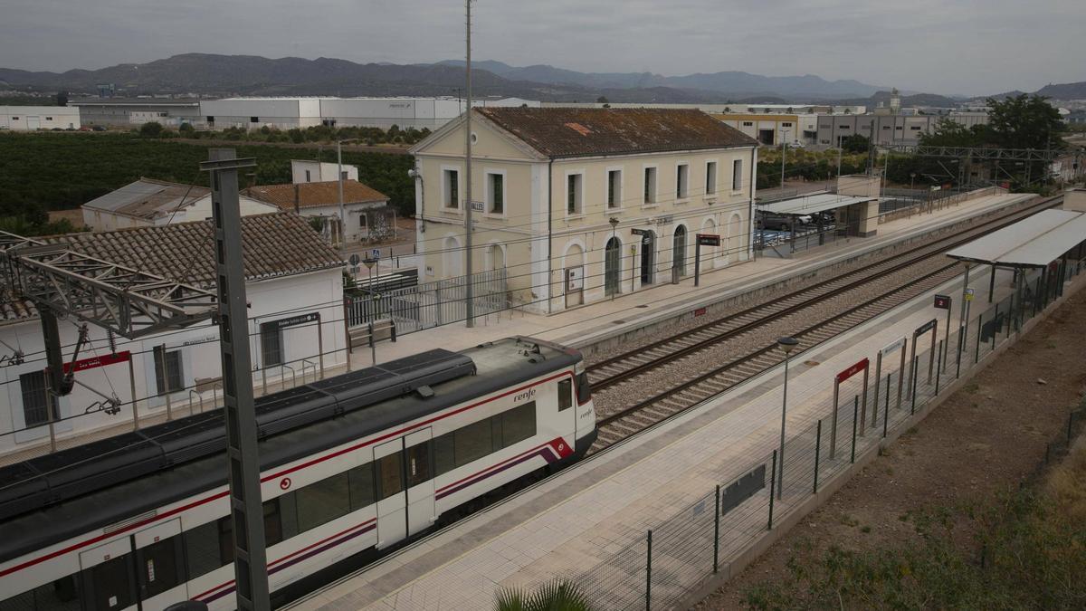 Un tren de Renfe a su paso por la estación de Faura.